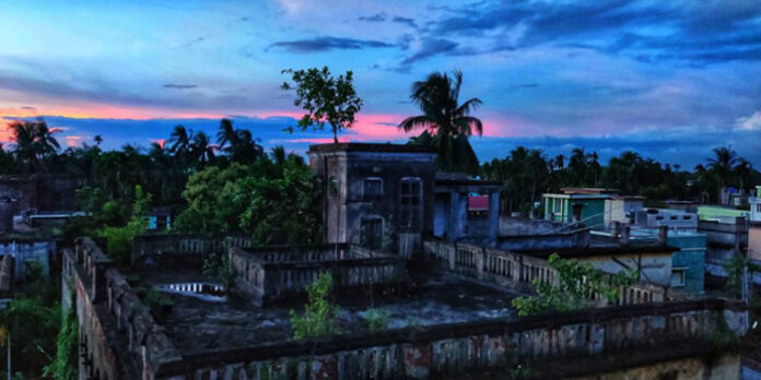 পাশের বিল্ডিং এর ছাদে - রোদেলা রিদা